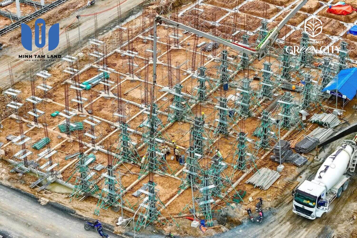 Những chiếc cột đầu tiên được dựng lên