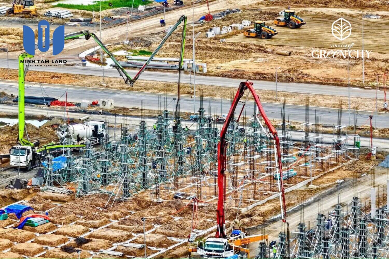 Hoạt động máy móc, nhân công trên công trường.